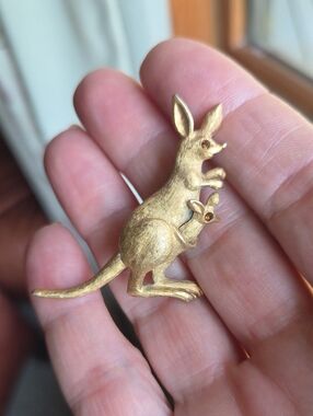 Avon Kangaroo Pin